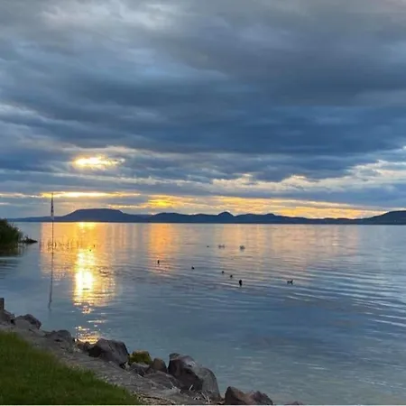 Lipi - Away From Σπίτι διακοπών