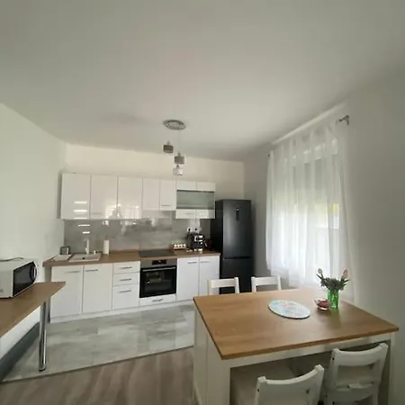 Lipi - Away From Σπίτι διακοπών